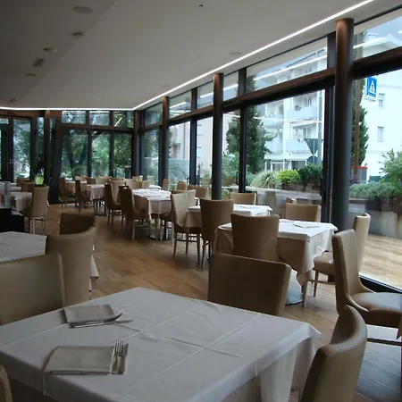 Hotel Athos 3*